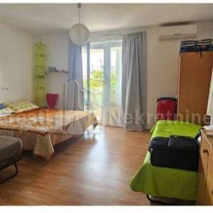 MASLENICA - ATRAKTIVNA APARTMANSKA KUĆA 100m OD PLAŽE