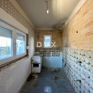 MATULJI - Kuća s potencijalom!