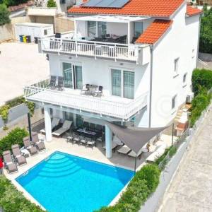 Medići, vila s bazenom i pogledom na more