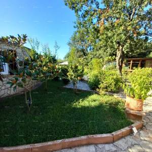 MEDULIN – AUTENTIČNA ISTARSKA KUĆA (KAŽUN) SA VRTOM, 600 M OD MORA