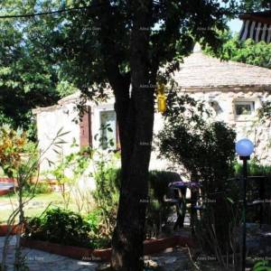 MEDULIN – AUTENTIČNA ISTARSKA KUĆA (KAŽUN) SA VRTOM, 600 M OD MORA