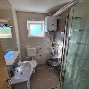 Medulin! Kuća sa 6 zasebnih stambenih jedinica!