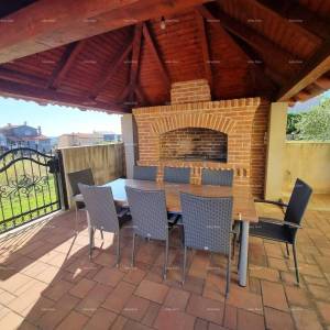 Medulin! Kuća sa 6 zasebnih stambenih jedinica!