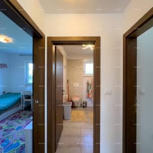 Medulin Vrčevan Prodaja lijepog i uređenog stana na velikoj okućnici, sa vlastitim bazenom.