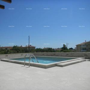 Medulin Vrčevan Prodaja lijepog i uređenog stana na velikoj okućnici, sa vlastitim bazenom.