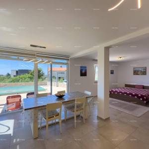 Medulin Vrčevan Prodaja lijepog i uređenog stana na velikoj okućnici, sa vlastitim bazenom.