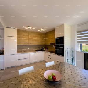 Medulin Vrčevan Prodaja lijepog i uređenog stana na velikoj okućnici, sa vlastitim bazenom.