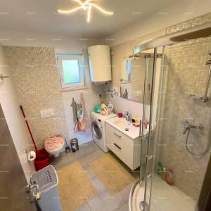 Medulin Vrčevan Prodaja lijepog i uređenog stana na velikoj okućnici, sa vlastitim bazenom.