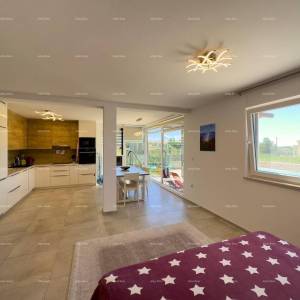 Medulin Vrčevan Prodaja lijepog i uređenog stana na velikoj okućnici, sa vlastitim bazenom.