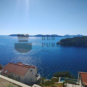 MODERAN APARTMAN S POGLEDOM NA MORE