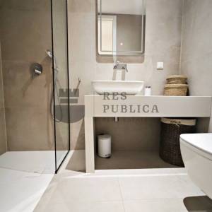 MODERAN APARTMAN S POGLEDOM NA MORE