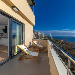 Moderan dvoetažni stan s dvjema terasama i otvorenim pogledom na Kvarner