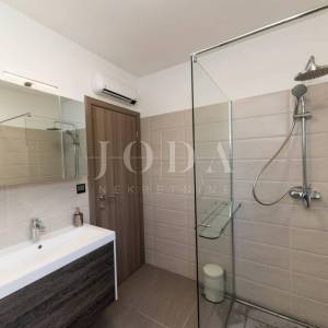 Moderan dvoetažni stan s dvjema terasama i otvorenim pogledom na Kvarner