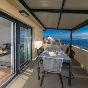 Moderan dvoetažni stan s dvjema terasama i otvorenim pogledom na Kvarner