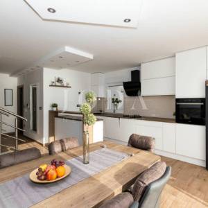 Moderan dvoetažni stan s dvjema terasama i otvorenim pogledom na Kvarner