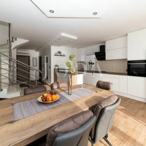 Moderan dvoetažni stan s dvjema terasama i otvorenim pogledom na Kvarner