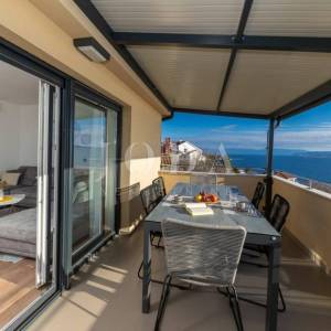 Moderan dvoetažni stan s dvjema terasama i otvorenim pogledom na Kvarner