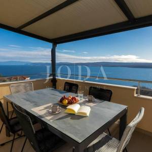 Moderan dvoetažni stan s dvjema terasama i otvorenim pogledom na Kvarner