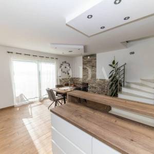 Moderan dvoetažni stan s dvjema terasama i otvorenim pogledom na Kvarner