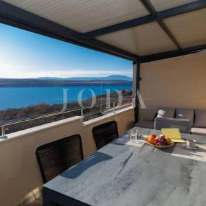 Moderan dvoetažni stan s dvjema terasama i otvorenim pogledom na Kvarner