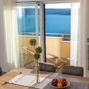 Moderan dvoetažni stan s dvjema terasama i otvorenim pogledom na Kvarner