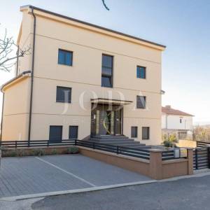 Moderan dvoetažni stan s dvjema terasama i otvorenim pogledom na Kvarner