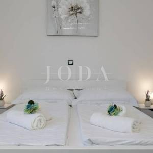 Moderan dvoetažni stan s dvjema terasama i otvorenim pogledom na Kvarner