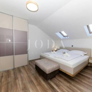 Moderan dvoetažni stan s dvjema terasama i otvorenim pogledom na Kvarner