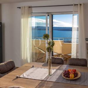 Moderan dvoetažni stan s dvjema terasama i otvorenim pogledom na Kvarner