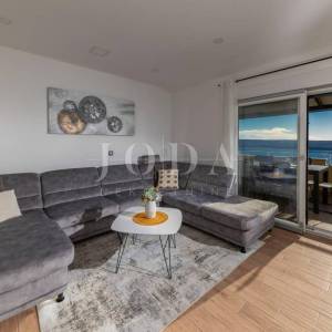 Moderan dvoetažni stan s dvjema terasama i otvorenim pogledom na Kvarner