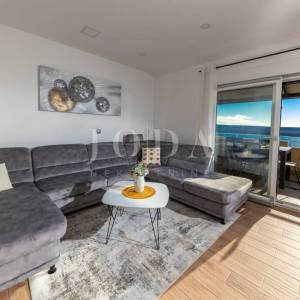 Moderan dvoetažni stan s dvjema terasama i otvorenim pogledom na Kvarner