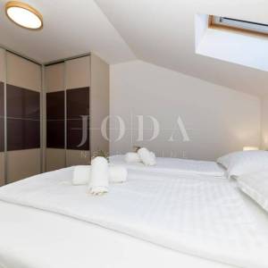 Moderan dvoetažni stan s dvjema terasama i otvorenim pogledom na Kvarner