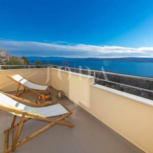 Moderan dvoetažni stan s dvjema terasama i otvorenim pogledom na Kvarner