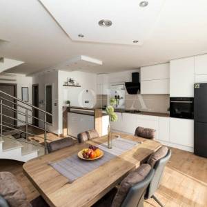 Moderan dvoetažni stan s dvjema terasama i otvorenim pogledom na Kvarner