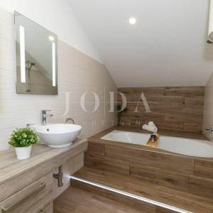 Moderan dvoetažni stan s dvjema terasama i otvorenim pogledom na Kvarner