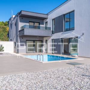 Moderna dvojna kuća u Ližnjanu s bazenom – savršena za odmor i investiciju!