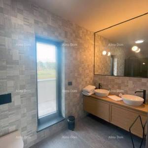 Moderna obiteljska kuća s bazenom, Krnica!