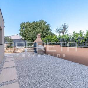 Moderna prizemnica s bazenom u okolici Svetog Lovreča