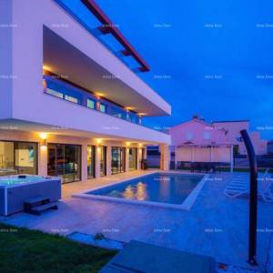 Moderna vila s bazenom u Premanturi!