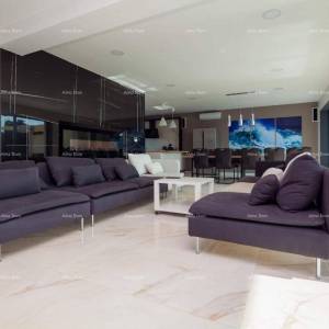 Moderna vila s bazenom u Premanturi!