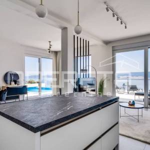 Moderna vila s otvorenim pogledom na more, povišena lokaciji uz Omiš