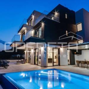 Moderna vila s otvorenim pogledom na more, povišena lokaciji uz Omiš