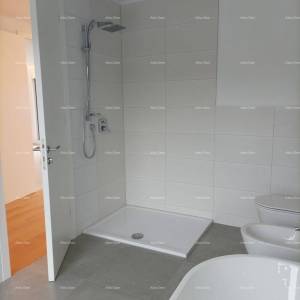 Moderna vila za odmor u zatvorenom kompleksu sa vilama na samoj obali mora.