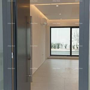 Moderna vila za odmor u zatvorenom kompleksu sa vilama na samoj obali mora.