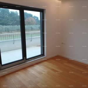 Moderna vila za odmor u zatvorenom kompleksu sa vilama na samoj obali mora.