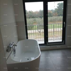 Moderna vila za odmor u zatvorenom kompleksu sa vilama na samoj obali mora.