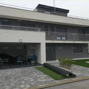 Moderna vila za odmor u zatvorenom kompleksu sa vilama na samoj obali mora.