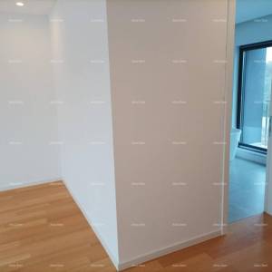 Moderna vila za odmor u zatvorenom kompleksu sa vilama na samoj obali mora.