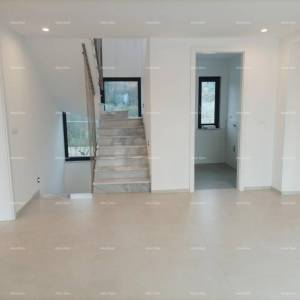 Moderna vila za odmor u zatvorenom kompleksu sa vilama na samoj obali mora.