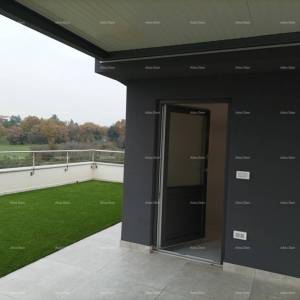 Moderna vila za odmor u zatvorenom kompleksu sa vilama na samoj obali mora.